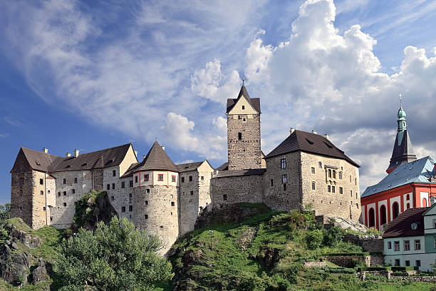 castello medievale con splendida cielo loket-boemia-repubblica ceca - noontime foto e immagini stock