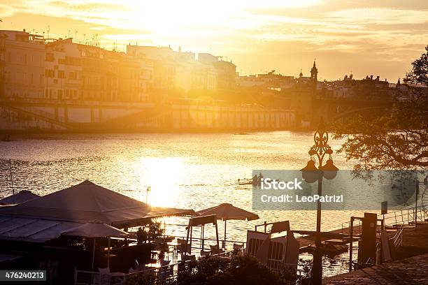 Riva Del Fiume A Piedi Al Tramonto A Siviglia - Fotografie stock e altre immagini di Acqua - Acqua, Adulto, Alba - Crepuscolo