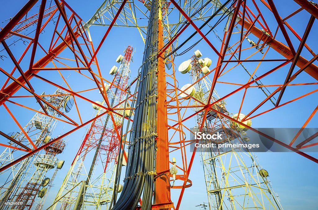 Telecomunicazioni Torre contro il cielo blu - Foto stock royalty-free di Attrezzatura per le telecomunicazioni