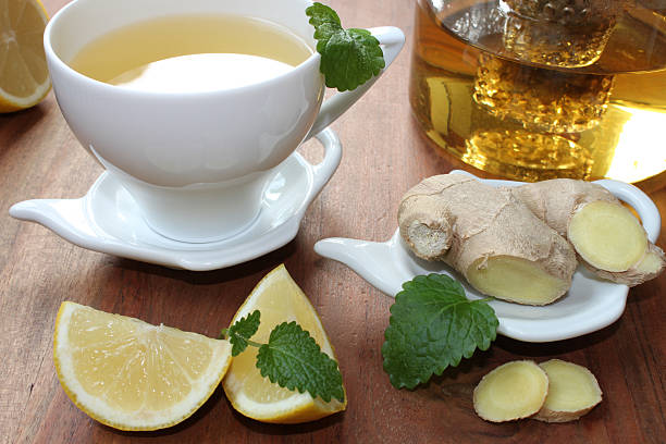 chá de gengibre com limão - zubereiten imagens e fotografias de stock