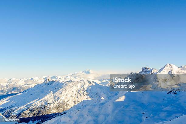 Ver En Mont Blanc Foto de stock y más banco de imágenes de Aire libre - Aire libre, Alpes Europeos, Azul