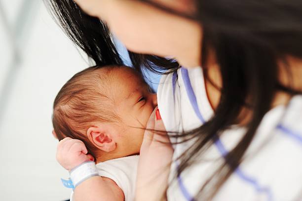 matka jej karmienia piersią noworodków - breastfeeding newborn mother baby zdjęcia i obrazy z banku zdjęć