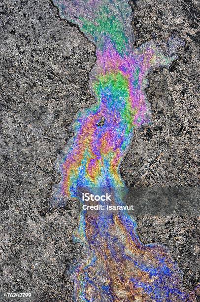 Petrolio Sulla Strada Asfaltata Sfondo O Texture - Fotografie stock e altre immagini di Acqua - Acqua, Arcobaleno, Colore descrittivo