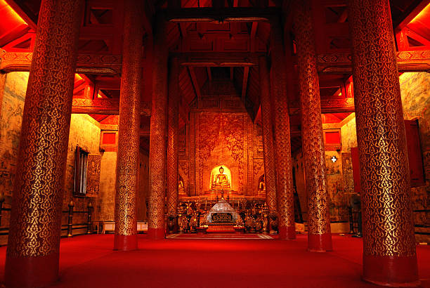 estatua de buda en templo de wat pha-singha chiangmai, tailandia - wat phra sing fotografías e imágenes de stock