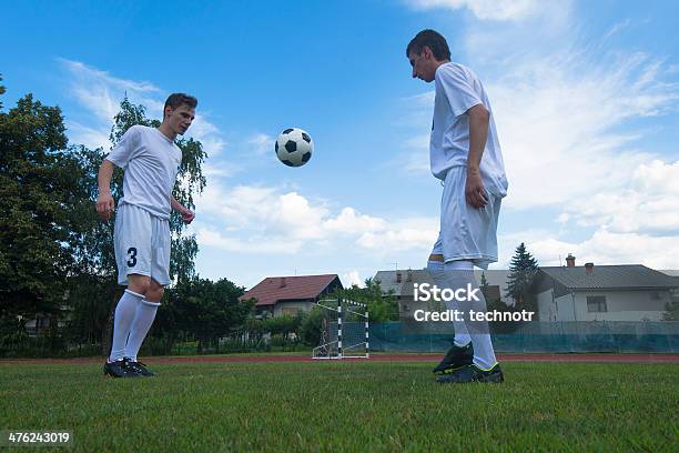 Photo libre de droit de Joueurs De Football Sentraîner banque d'images et plus d'images libres de droit de Adulte - Adulte, Balle ou ballon, Ballon de football