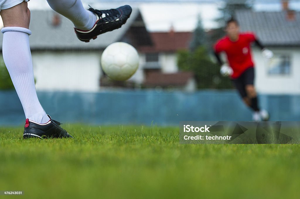 Jogador de futebol apresentam chute livre - Foto de stock de Bola de Futebol royalty-free