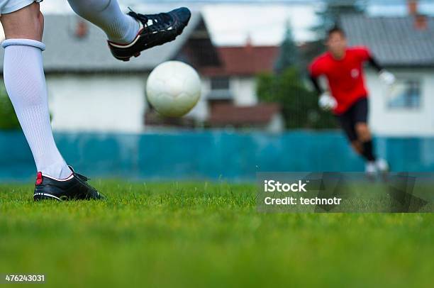 Foto de Jogador De Futebol Apresentam Chute Livre e mais fotos de stock de Bola de Futebol - Bola de Futebol, Futebol, Goleiro