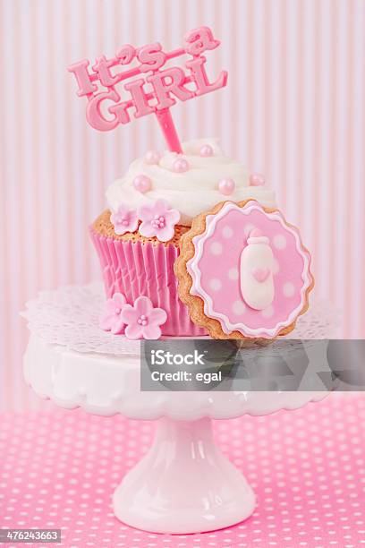 Cupcake Con Una Torta Di Ritiro - Fotografie stock e altre immagini di Alzata per torte - Alzata per torte, Antico - Vecchio stile, Bianco