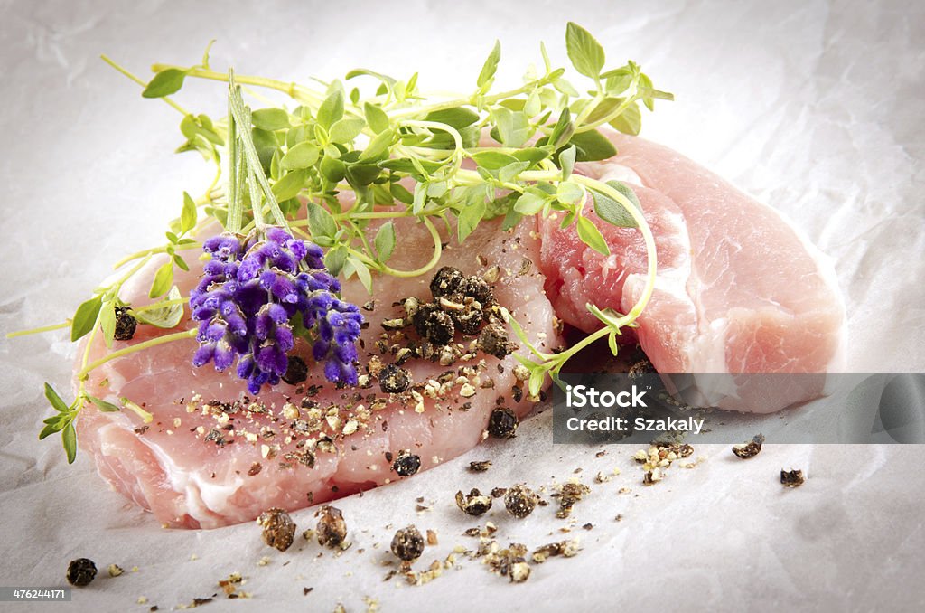 Primas chuletas de cerdo con hierbas - Foto de stock de Alimento libre de derechos