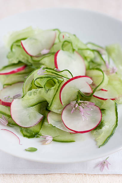 resorte ensalada de pepino, rábano y flores de cebolleta - cucumber vegetable plant single flower fotografías e imágenes de stock