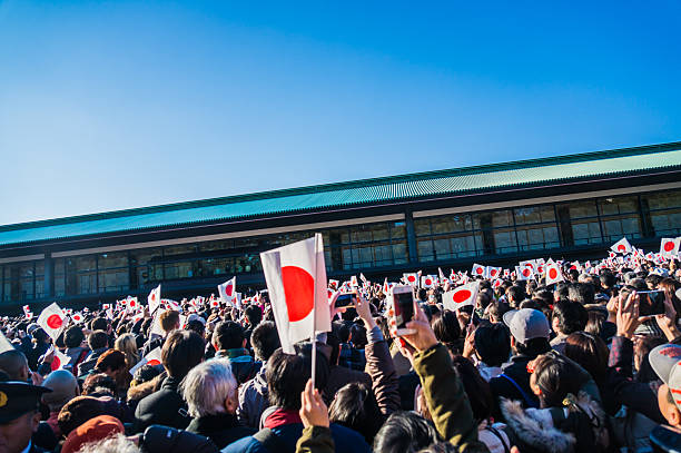pessoas na mão segurando bandeira japonesa - new years day new years eve new year ethnic - fotografias e filmes do acervo