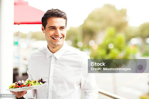 Empregado De Mesa Olhando Para Longe Enquanto Segurando Salada No Restaurante - Fotografias de stock e mais imagens de 20-24 Anos