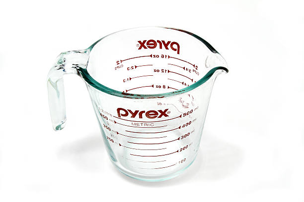 pyrex стекло мерный стакан - pyrex стоковые фото и изображения