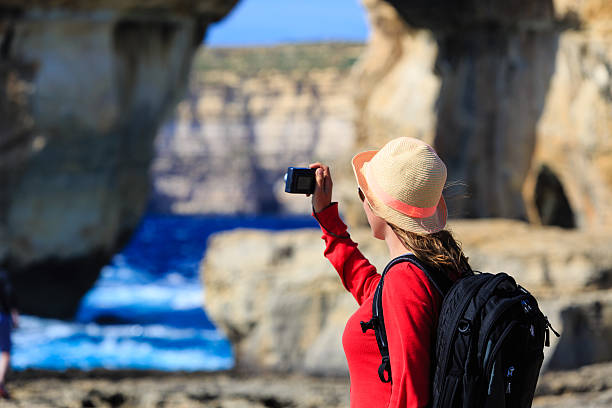 turista la foto de aguas azules de la ventana en gozo island  - gozo malta natural arch natural phenomenon fotografías e imágenes de stock