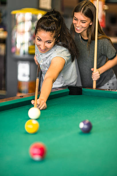 bonheur des amis dans un pub - women cheerful vertical 20s photos et images de collection