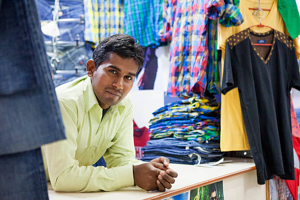 vendedor de loja de roupas de venda a mall em delhi, índia - consumerism indian ethnicity india delhi imagens e fotografias de stock