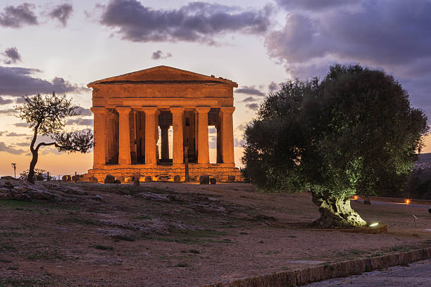 templo dórico em agrigento - greek culture agrigento landscape colonnade - fotografias e filmes do acervo