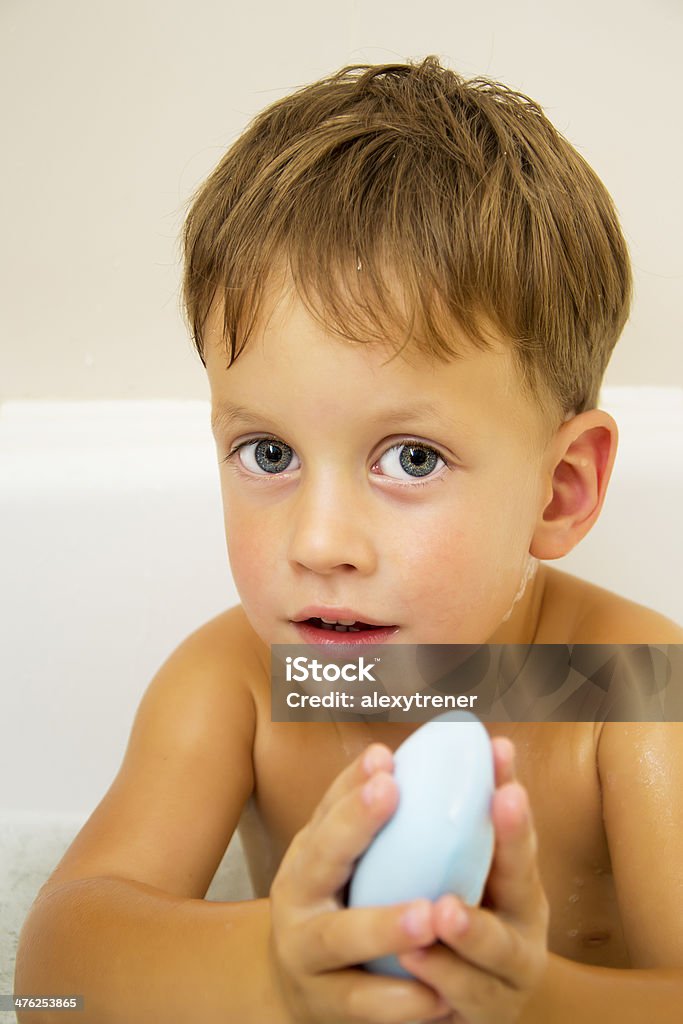 Young boy en el baño con jabón - Foto de stock de 2-3 años libre de derechos