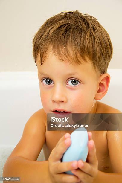 Young Boy En El Baño Con Jabón Foto de stock y más banco de imágenes de 2-3 años - 2-3 años, Alegre, Alegría