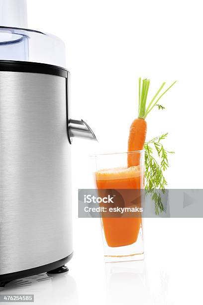 Juicer と新鮮なキャロットジュース絶縁ます - みずみずしいのストックフォトや画像を多数ご用意 - みずみずしい, オレンジ色, オーガニック