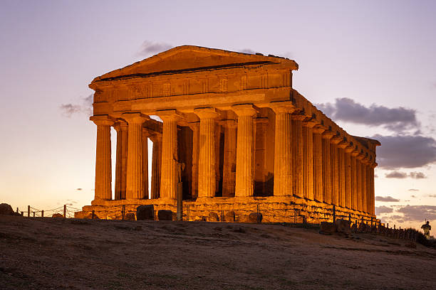 dórico templo em agrigento - column italy italian culture greece imagens e fotografias de stock