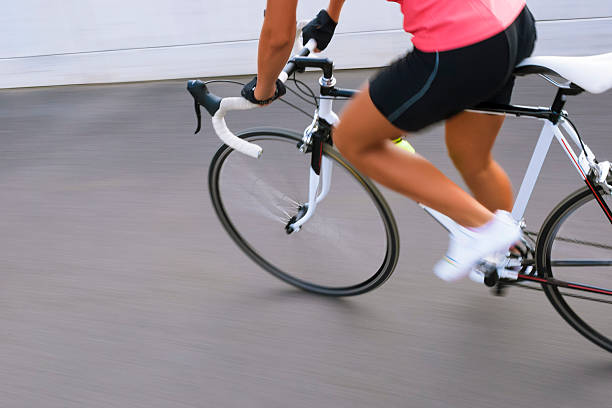 kobieta kolarstwo co excercise na rasę rower pozwala mi zapomnieć. obraz z przesuwanie - racing bicycle cyclist sports race panning zdjęcia i obrazy z banku zdjęć
