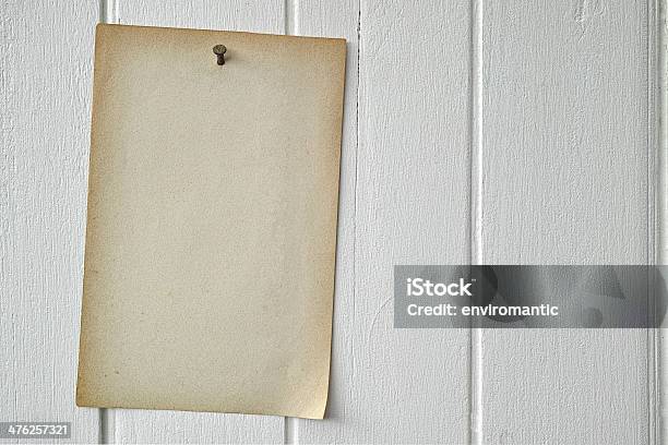 Zufrieden Altes Papier Um Einen Verwitterten Holz Bord Stockfoto und mehr Bilder von Alt