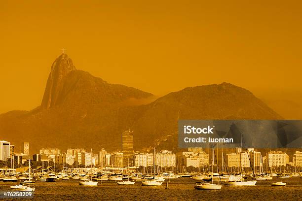 Playa Botafogo Y Corcovado A Las Montañas Foto de stock y más banco de imágenes de Actividades recreativas - Actividades recreativas, Agua, Aire libre