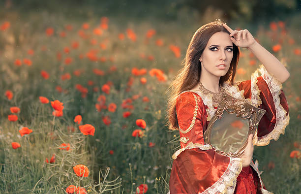 bella principessa con il trucco in estate paesaggio floreale - mirror women baroque style fashion foto e immagini stock
