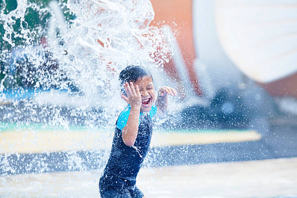 carino ragazzo asiatico giocando al parco acquatico - child swimming pool swimming little boys foto e immagini stock