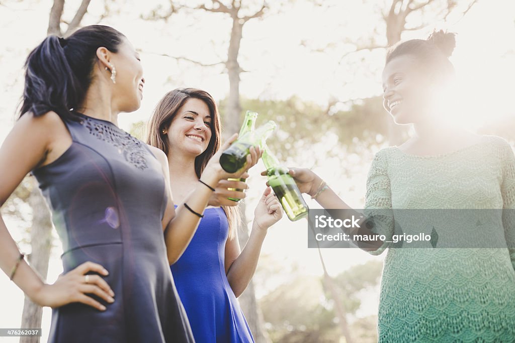 Tre giovani donne che si diverte nel parco - Foto stock royalty-free di 18-19 anni