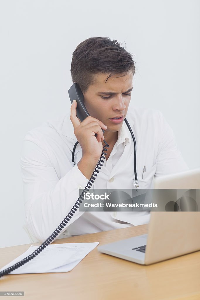 Jovem médico ligando - Foto de stock de Arame royalty-free