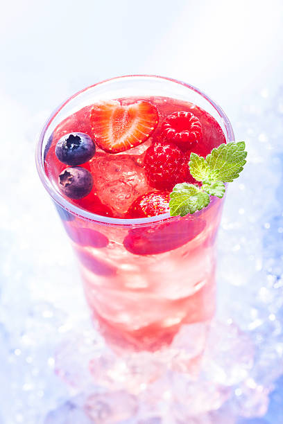 verano bebida en hielo - raspberry soda fotografías e imágenes de stock