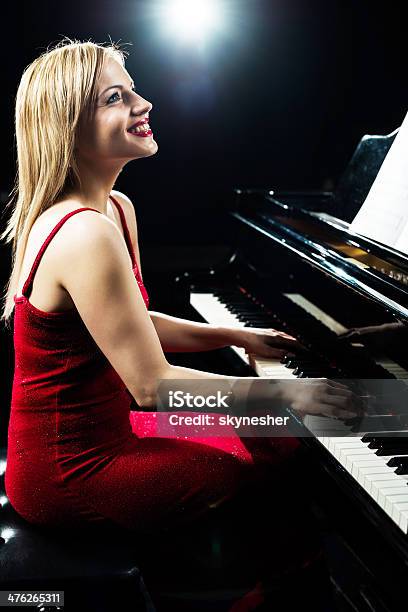 Mujer Sonriente Tocando El Piano Foto de stock y más banco de imágenes de Actuación - Espectáculo - Actuación - Espectáculo, Actuación - Representación, Adulto