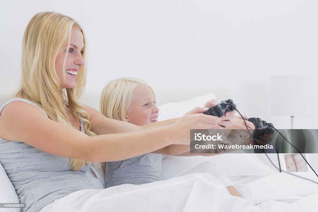 Mãe e filha tendo divertido jogar jogos de vídeo - Royalty-free Almofada - Artigo de Decoração Foto de stock