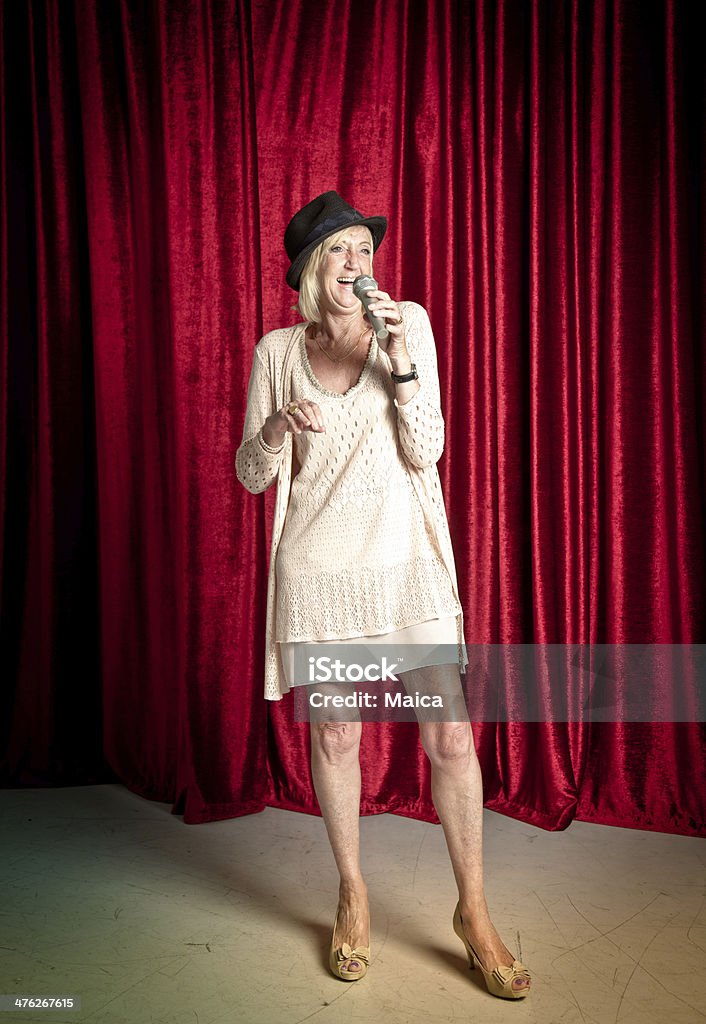 Senior Cantante - Foto stock royalty-free di Comico