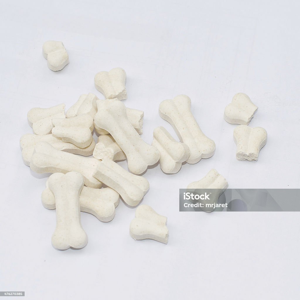 Кости для собак пища/кальция Изолирован на белом - Стоковые фото Абстрактный роялти-фри