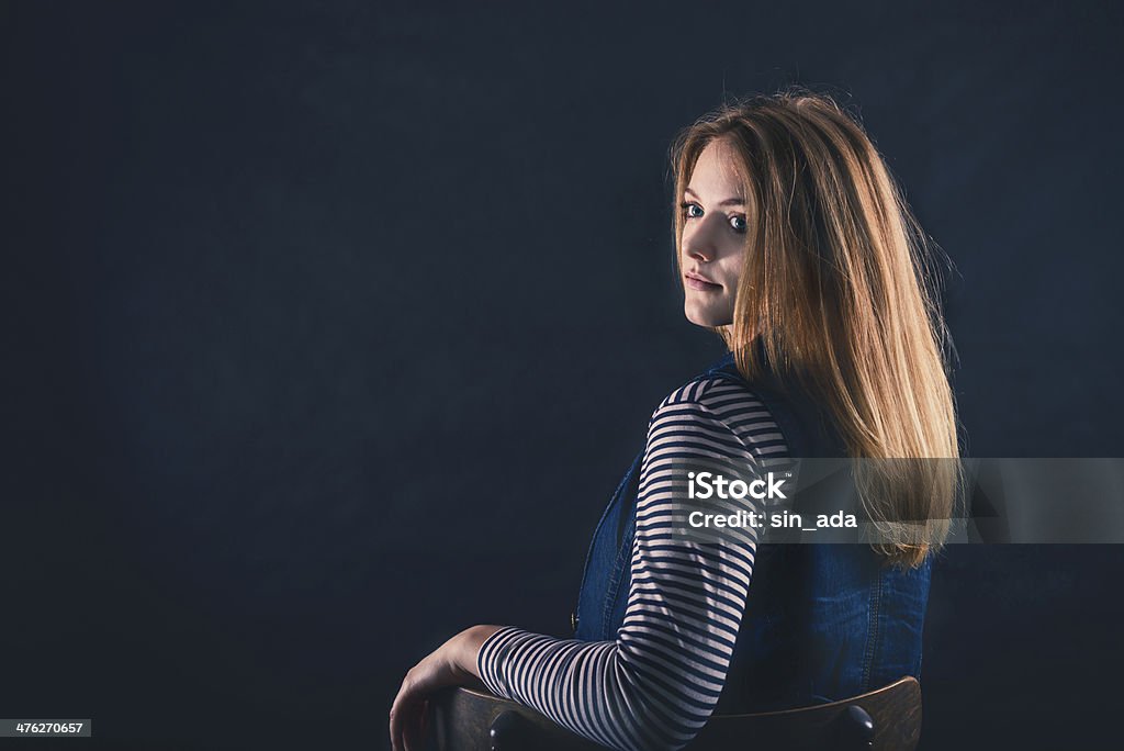 Schöner nachdenklicher Mädchen Nahaufnahme in the dark - Lizenzfrei Attraktive Frau Stock-Foto