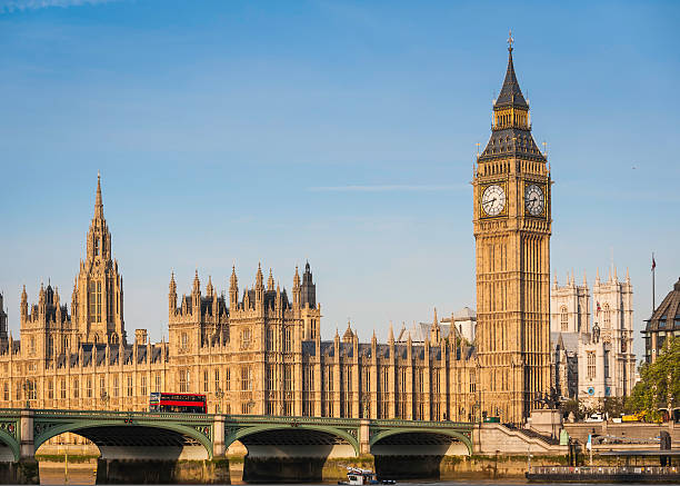 london big ben und westminster brücke parlament red bus thames uk - victoria tower fotos stock-fotos und bilder