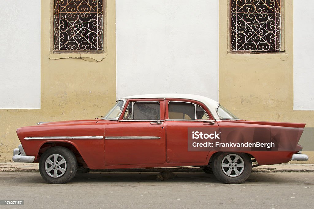 Rosso auto retrò - Foto stock royalty-free di 1950-1959