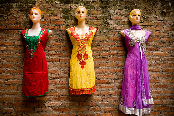 3 mannequins - nepal bazaar kathmandu textile 뉴스 사진 이미지