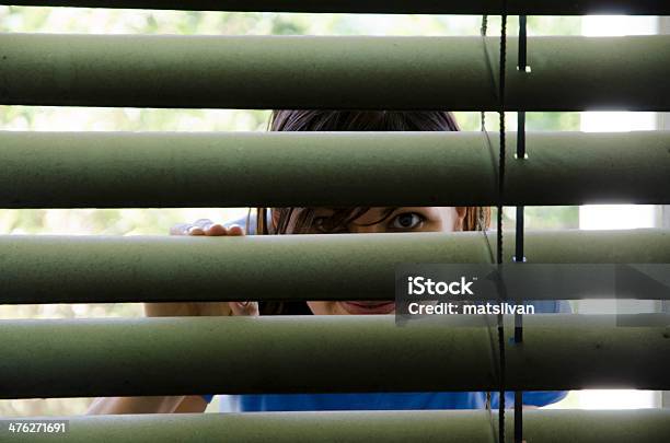 Foto de Cortinas De Janela e mais fotos de stock de Abrindo - Abrindo, Adulto, Assistindo