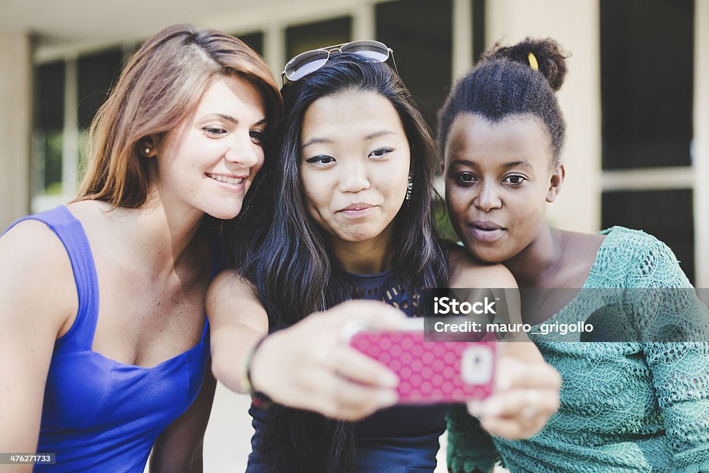 3 つの若い女性の�セルフポートレート - 喜びのロイヤリティフリーストックフォト