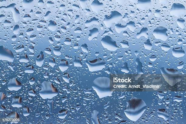 Gocce Su Un Vetro - Fotografie stock e altre immagini di Acqua - Acqua, Bagnato, Blu