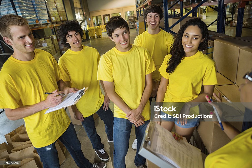 Freiwillige Koordinierung im food bank an eine wohltätige warehouse - Lizenzfrei Lagerhalle Stock-Foto