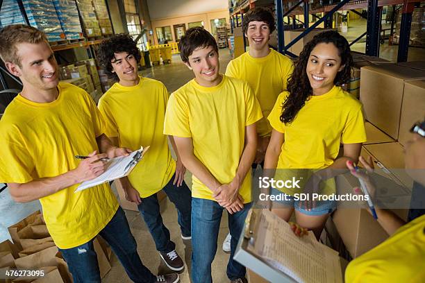 Freiwillige Koordinierung Im Food Bank An Eine Wohltätige Warehouse Stockfoto und mehr Bilder von Lagerhalle