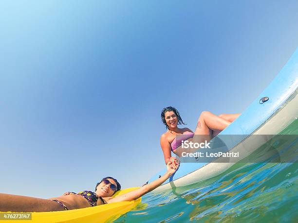 Due Amici Di Relax Sulla Spiaggia - Fotografie stock e altre immagini di 20-24 anni - 20-24 anni, Accudire, Acqua