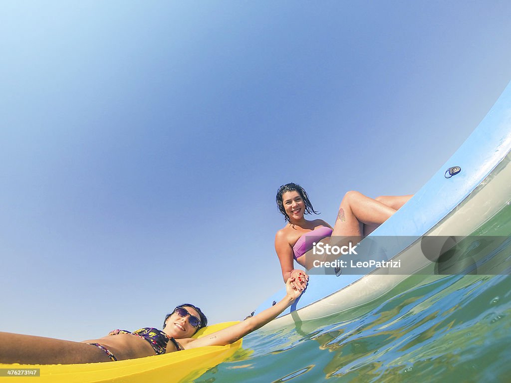 Dois amigos relaxante na praia - Royalty-free 20-24 Anos Foto de stock