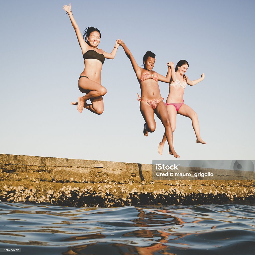 3 여자대표 뛰어내림 를 바다빛 여름 - 로열티 프리 18-19세 스톡 사진