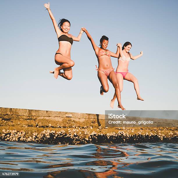 3 여자대표 뛰어내림 를 바다빛 여름 18-19세에 대한 스톡 사진 및 기타 이미지 - 18-19세, 20-24세, 20-29세
